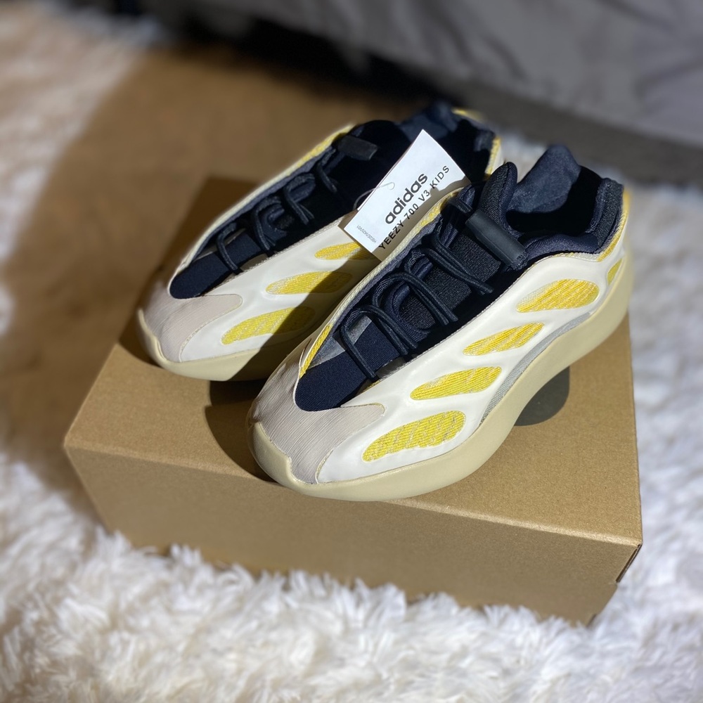 Kids yeezy 700 v3 safflo 11.5y